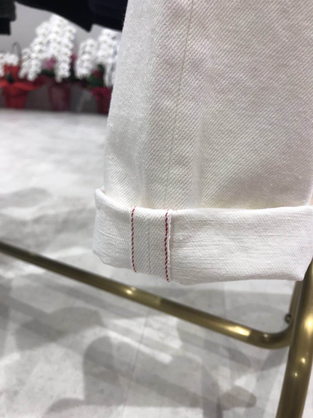 ジーパンの裾によく見かける赤い線縫ってる部分の名称ご存じでしょうか