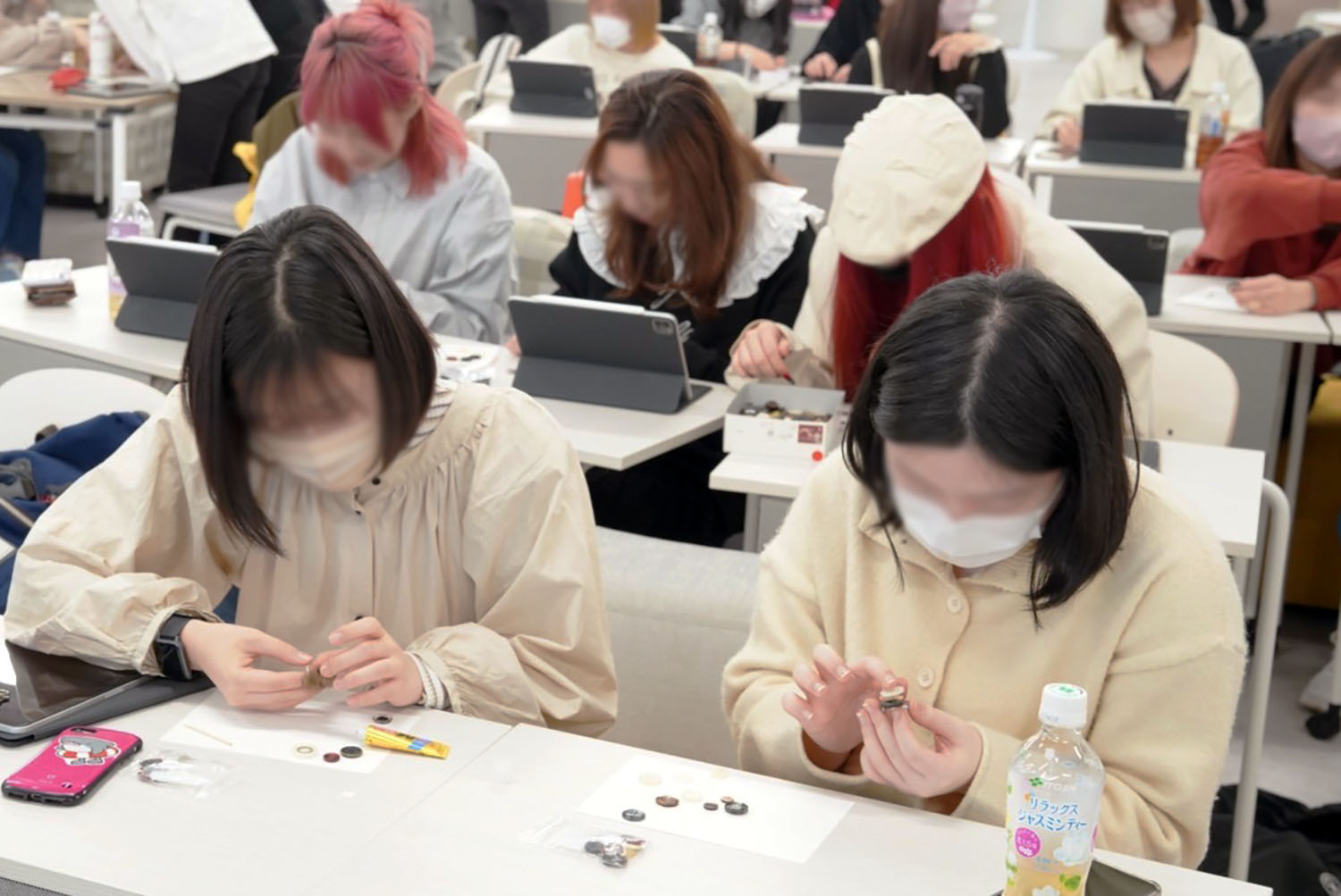 ボタンでブローチを作成している学生の様子の画像