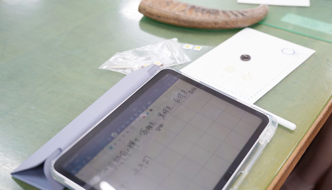 学生さんがメモを取る様子の写真