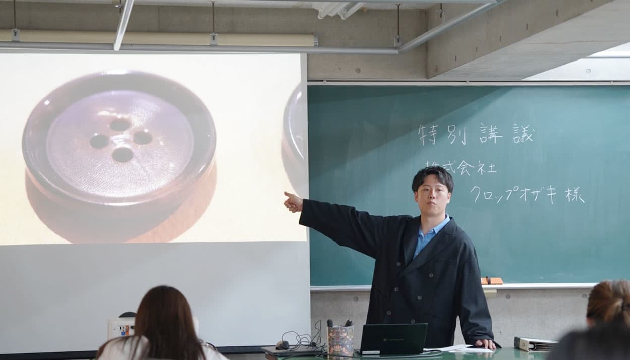 ボタンの講義の様子の写真